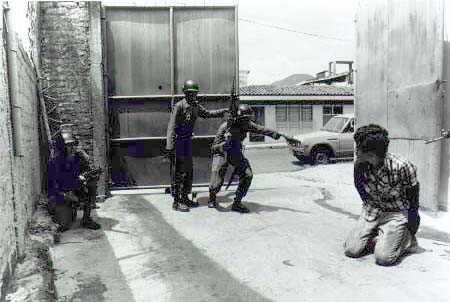 As fotos em preto e branco são do álbum da guerrilha
