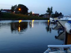 Noite:  encomendar croissants entregues no barco. 
