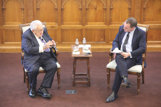Henry Kissinger fala do novo livro com seu biógrafo, Niall Ferguson, de Harvard, na Universidade de Yale.