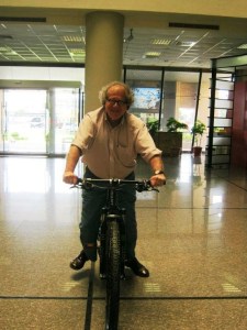 Pedalando no salão de entrada da Giant