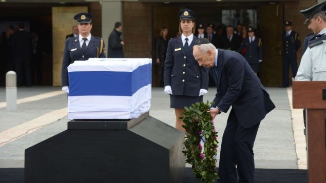 O sucessor Shimon Peres, no enterro de Rabin 