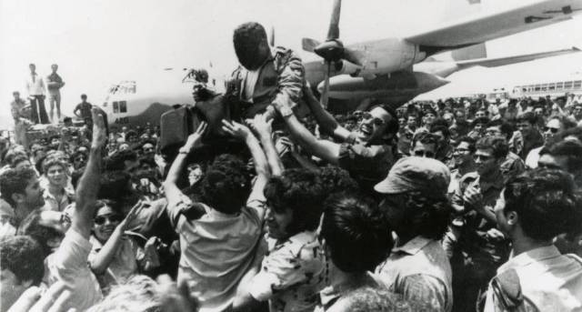 Os reféns de Entebbe chegam a Tel-Aviv