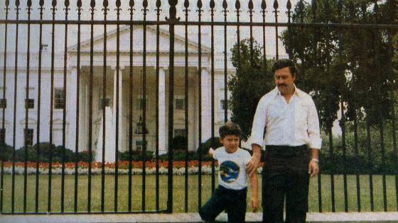 O turista Pablo Escobar com o filho, diante da Casa Branca. 