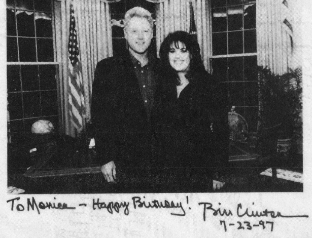 foto-com-dedicatoria-do-ex-presidente-bill-clinton-desejando-feliz-aniversario-a-entao-estagiaria-monica-lewinsky-em-julho-de-1997-1344999732747_615x470